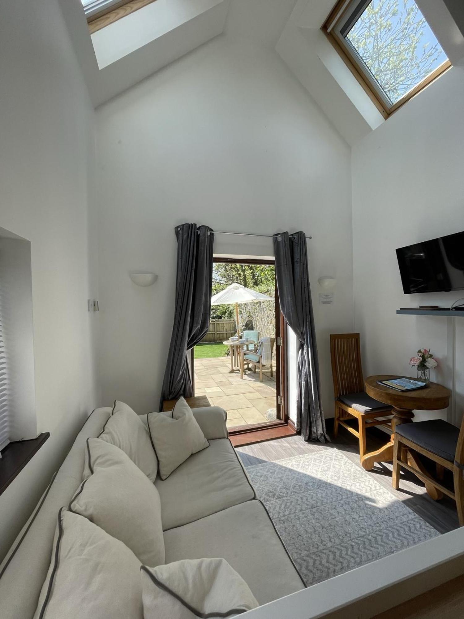 The Stables - Detached Cottage With Private Garden & Hot Tub St Austell Oda fotoğraf